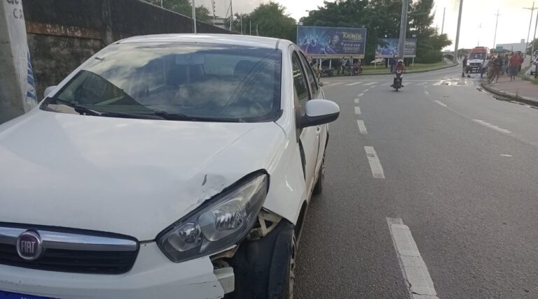 Condutor de motocicleta morre e passageiro fica ferido em batida com carro na Zona Sul de Aracaju