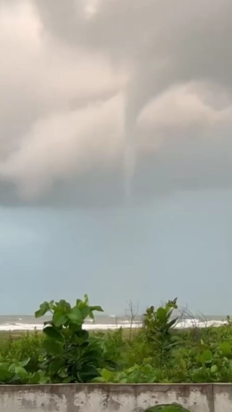 Tromba d’água é registrada na região da Orla da Atalaia em Aracaju