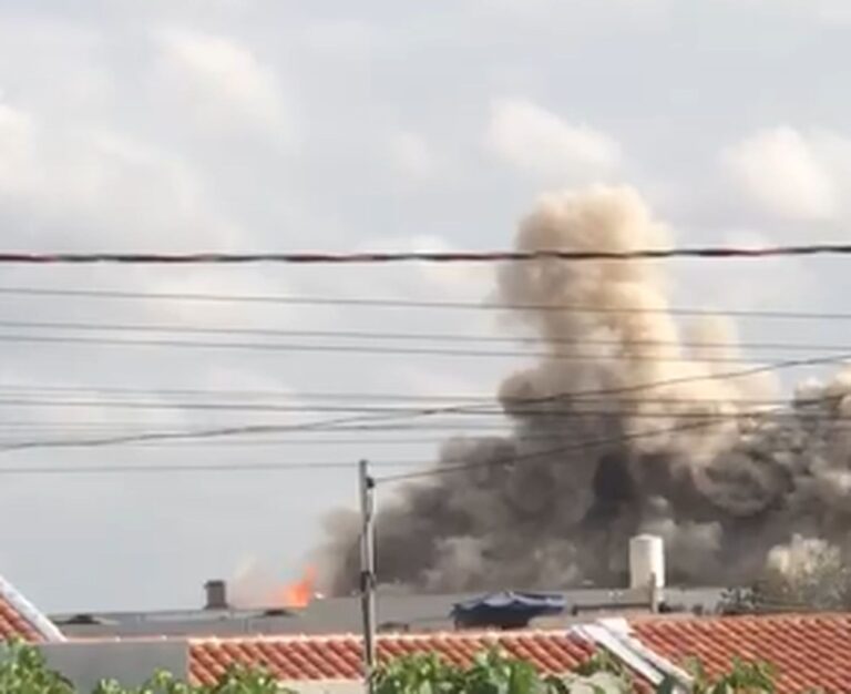 Três pessoas são hospitalizadas após incêndio em fábrica de móveis de Nossa Senhora da Glória