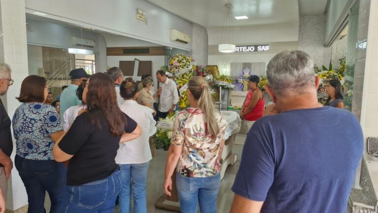 Familiares e amigos se despedem da esposa do vice-prefeito de Nossa Senhora da Glória