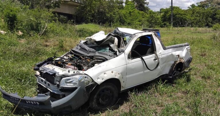 Capotamento deixa dois feridos na rodovia SE-285