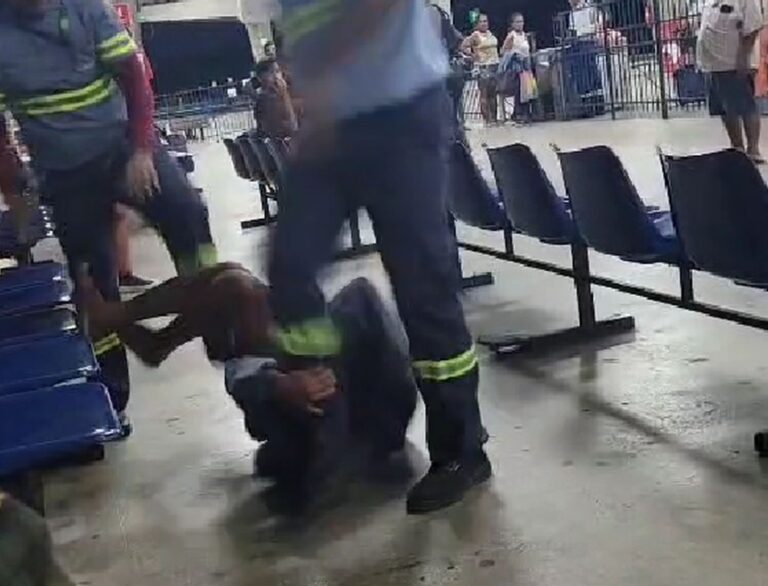 Homem que pedia dinheiro a passageiros é agredido e arrastado por funcionários de rodoviária em Aracaju