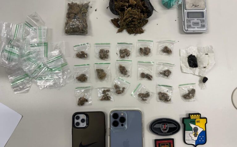 Dois homens são presos por tráfico de drogas em loja da Farolândia