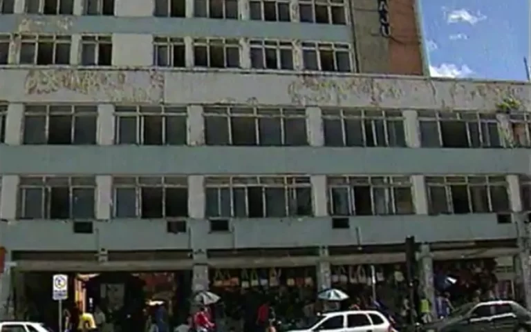 Famílias integrantes de movimento social desocupam prédio do antigo Hotel Palace em Aracaju