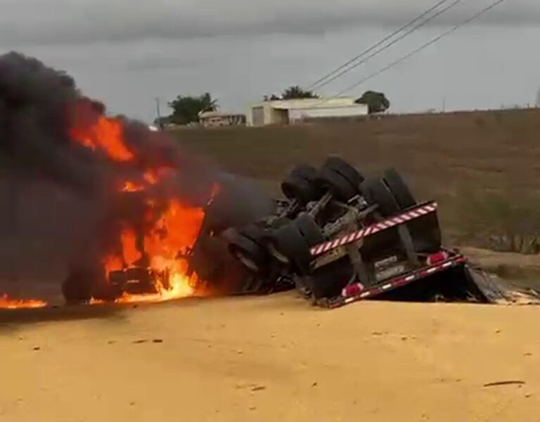 Caminhão carregado de milho tomba e pega fogo na rodovia SE-170
