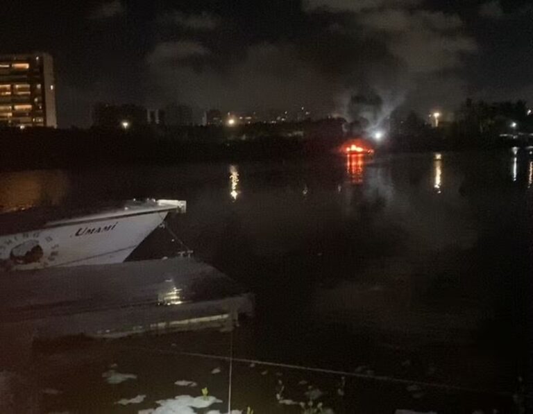 Duas embarcações pegam fogo no Rio Poxim em Aracaju
