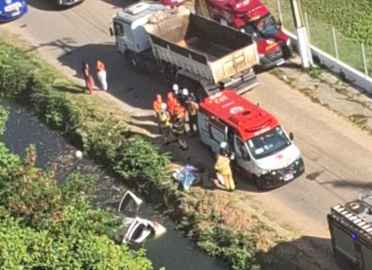 Motorista morre após veículo capotar e cair dentro de canal em Aracaju