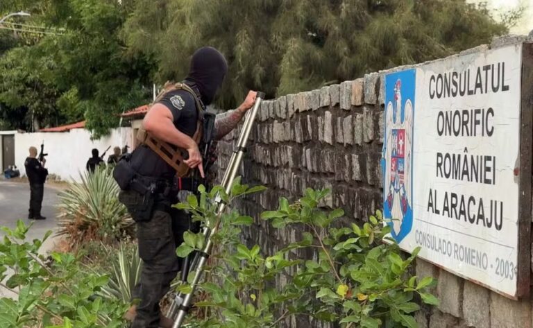 Operação apreende armas em casa de idoso que se passava por cônsul em Aracaju