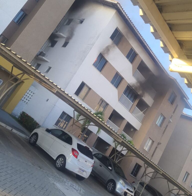 Morador fica inconsciente durante incêndio em apartamento na Barra dos Coqueiros