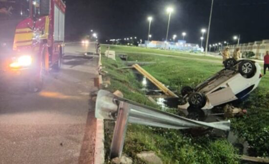 Veículo cai em canal no bairro 17 de Março em Aracaju