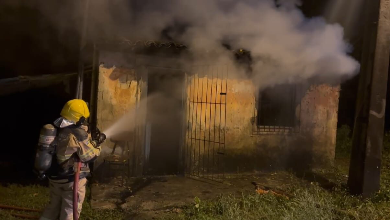 Incêndio em barracão de fogos de artifício deixa ferido em Estância