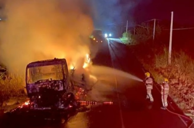Incêndio destrói carreta na Rodovia SE-290, em Itabaianinha