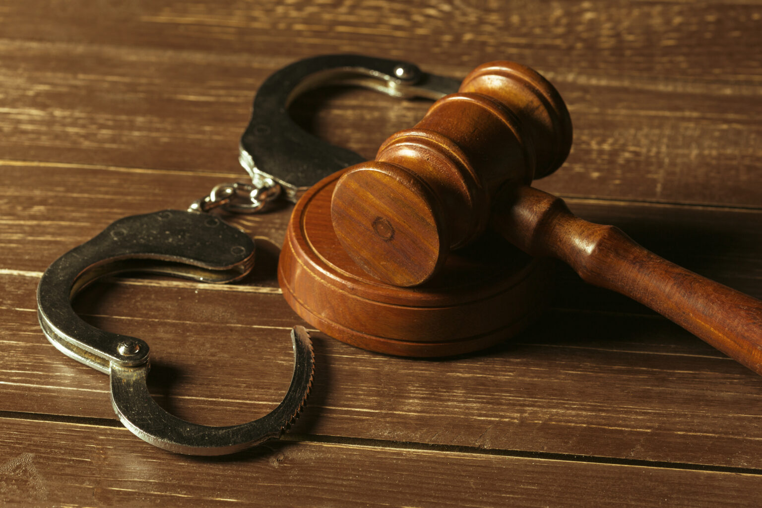 Homem condenado por atropelar jovem é preso após mais de 10 anos