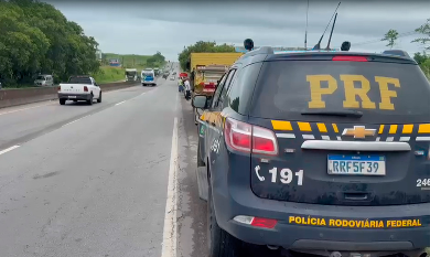 Engavetamento envolvendo oito veículos é registrado na BR-101