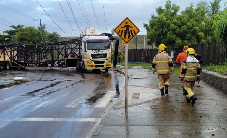 Carreta colide em poste no bairro 18 do Forte; moradores ficam sem energia