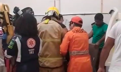 Homem fica com braço preso em máquina dentro de shopping em Itabaiana