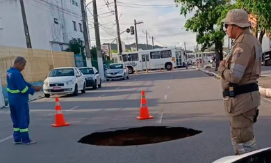 Cratera interdita trecho da avenida Antônio Cabral em Aracaju