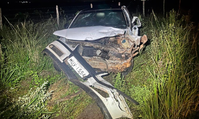 Mulher fica ferida após colisão entre carro e caminhão em Tomar do Geru