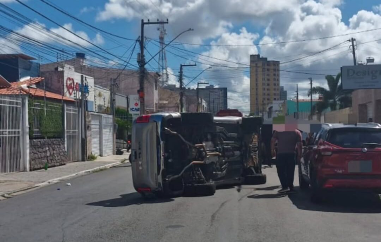 Mulher fica ferida após carro capotar em cruzamento em Aracaju