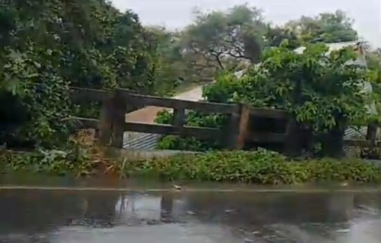 Caminhão tomba de ponte ao desviar de carreta parada na SE-170