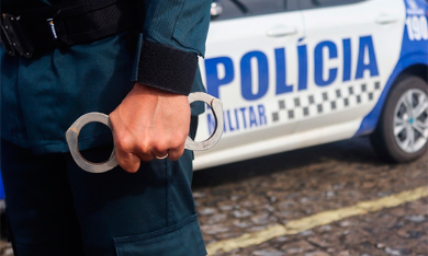Polícia cumpre mandado de prisão na Coroa do Meio