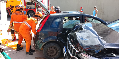 Acidente entre três veículos deixa vítimas presas às ferragens em Aracaju