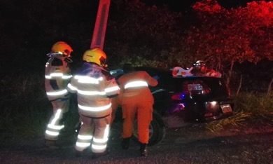 Dois homens ficam feridos após carro colidir contra poste na SE-100