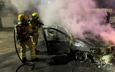 Veículo pega fogo após ser atingido por fogos de artifício em Lagarto