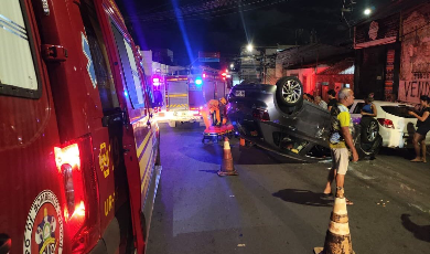 Idosa fica ferida após veículo capotar no Centro de Aracaju