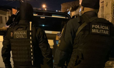 Polícia prende homem e apreende adolescente após roubo na Orla da Atalaia