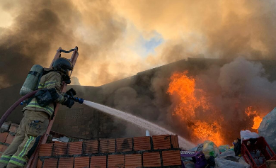 Incêndio atinge área de reciclagem no bairro América em Aracaju
