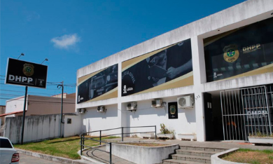 Suspeito de matar jovem em madeireira se apresenta à polícia civil