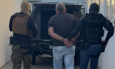 Suspeito de homicídio no trânsito é preso; pai atira em policial