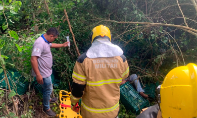 Motorista é resgatado após caminhão cair em ribanceira no Rio Vaza-Barris