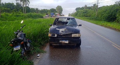 Motocicleta com três ocupantes colide de frente com carro em São Cristóvão