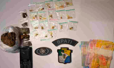 Polícia apreende crack, maconha, dinheiro e celular durante ação em Capela