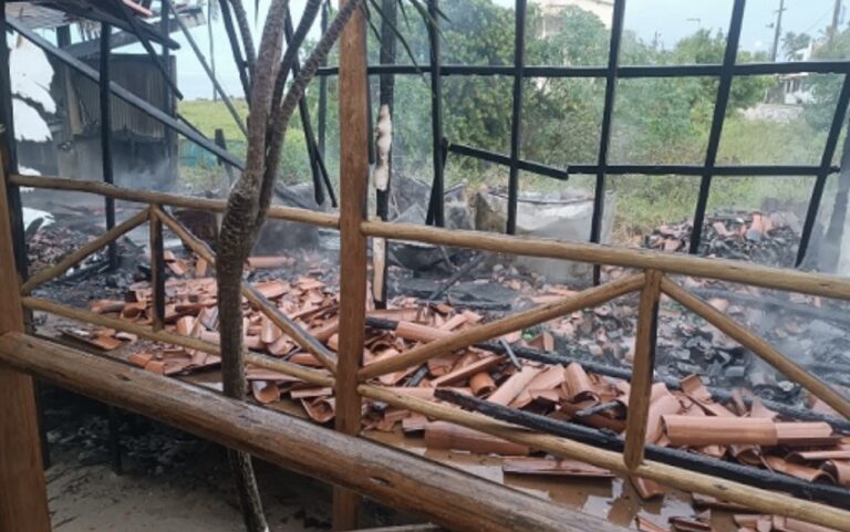 Incêndio atinge bar e restaurante na Praia do Saco em Estância