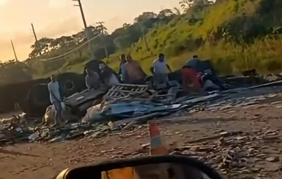 Caminhão com carga de cerâmica tomba na BR-101 em Itaporanga