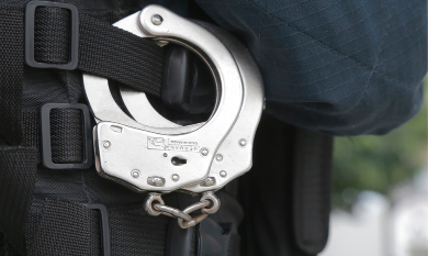 Homem é preso suspeito de agredir a tia e ameaçar vizinhos em Itaporanga