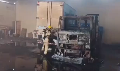 Caminhão é destruído após incêndio em depósito no bairro Pereira Lobo