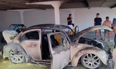 Fusca pega fogo e fica destruído em garagem de condomínio em Aracaju