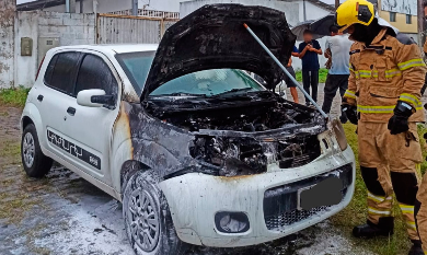 Carro pega fogo e provoca intensa fumaça em Nossa Senhora do Socorro