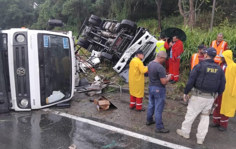 Dois caminhões saem da pista na BR-101; um motorista ficou ferido