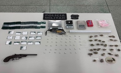 Polícia apreende arma de fogo e drogas durante operação em Maruim
