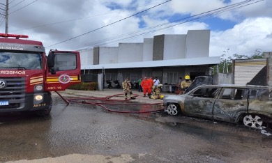 Incêndio atinge veículo no bairro Olaria; Bombeiros debelam o fogo