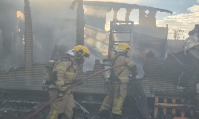 Bombeiros combatem incêndio em contêiner no bairro Atalaia
