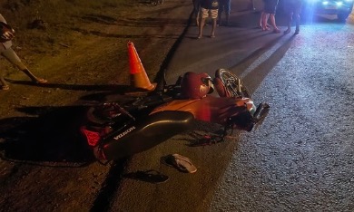 Mulher morre após acidente entre moto e caminhão na rodovia SE-325