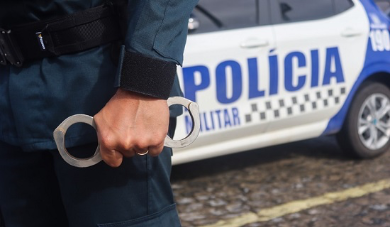 Homem é contido após agredir a irmã e arremessar telhas contra policiais
