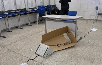 Mulher tenta danificar urna e agride policiais durante votação em SE