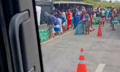 Caminhão carregado de cerveja tomba na BR-101 em Japaratuba
